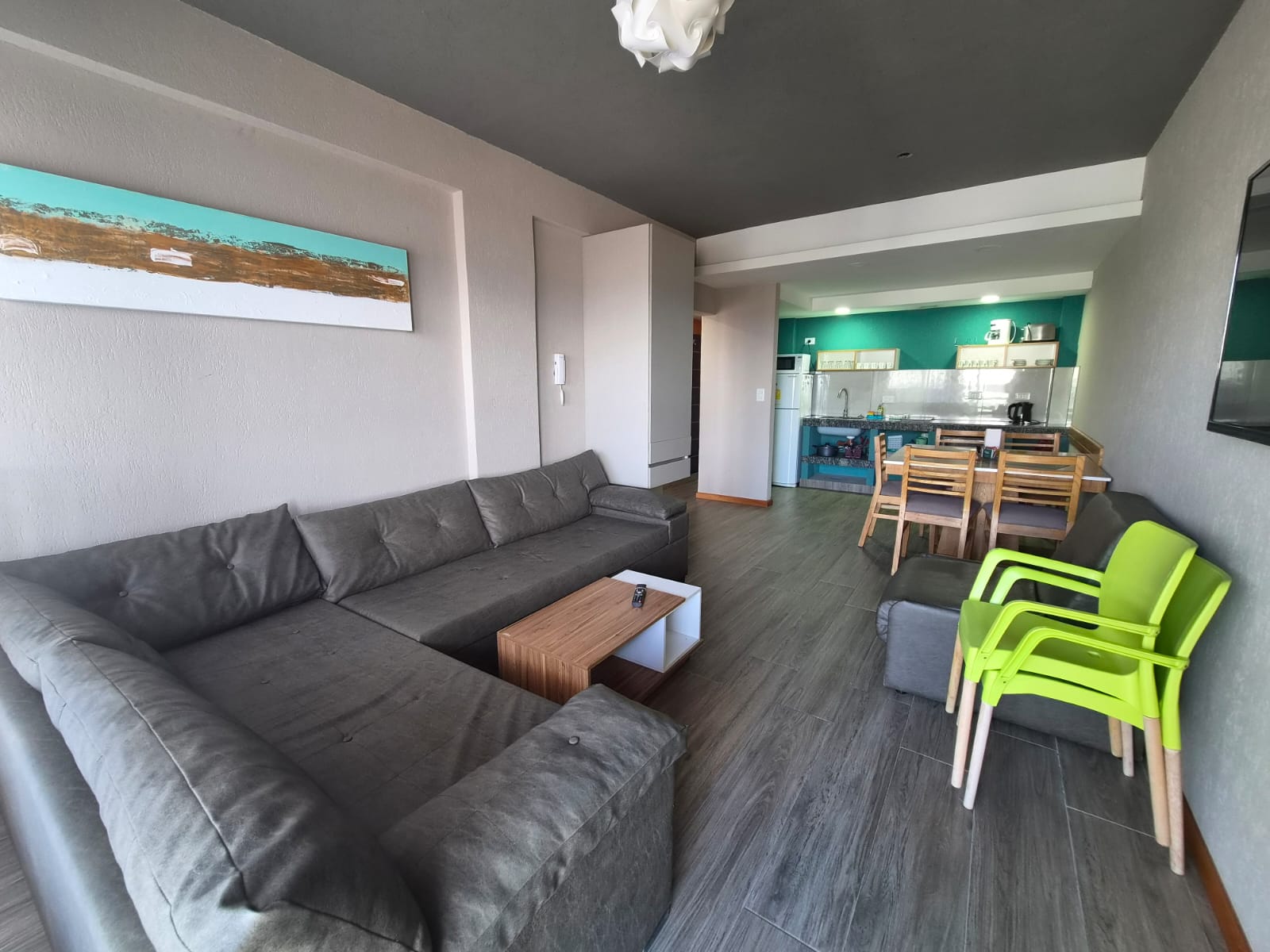 Living y cocina del departamento dos ambientes familiar