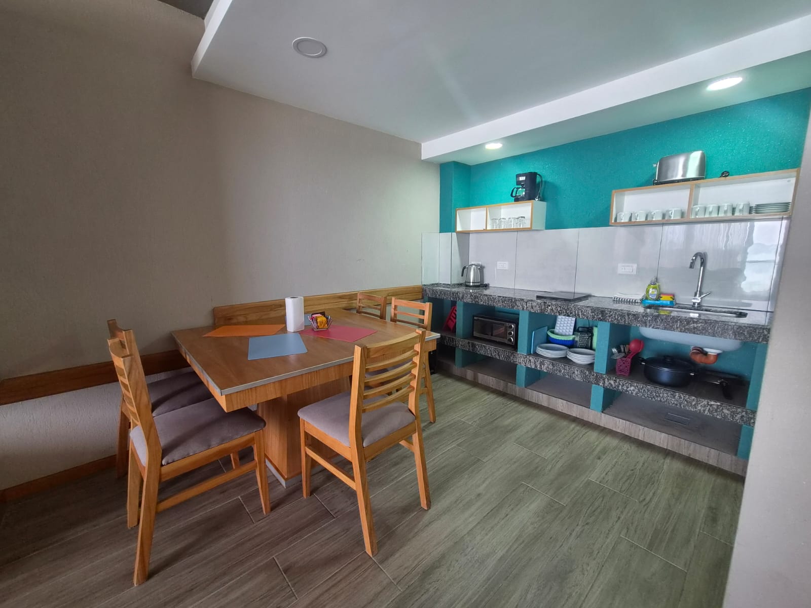 Comedor y cocina equipada del departamento