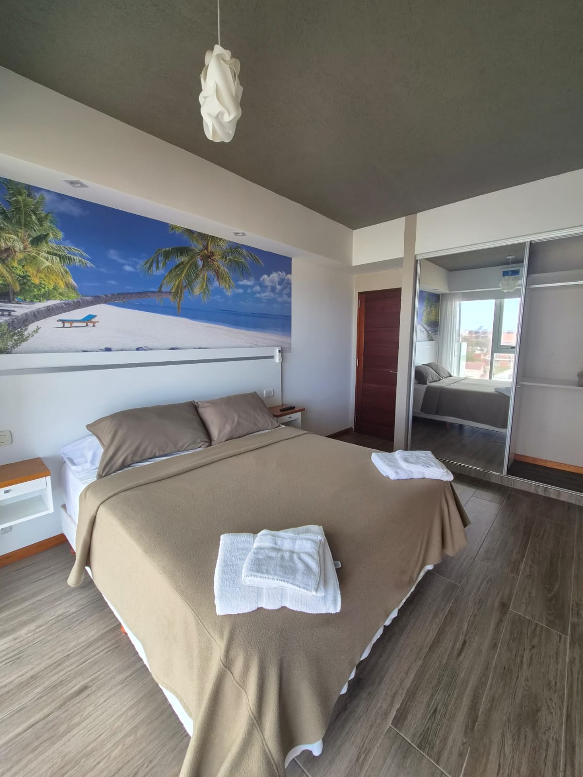 Dormitorio con vista al mar