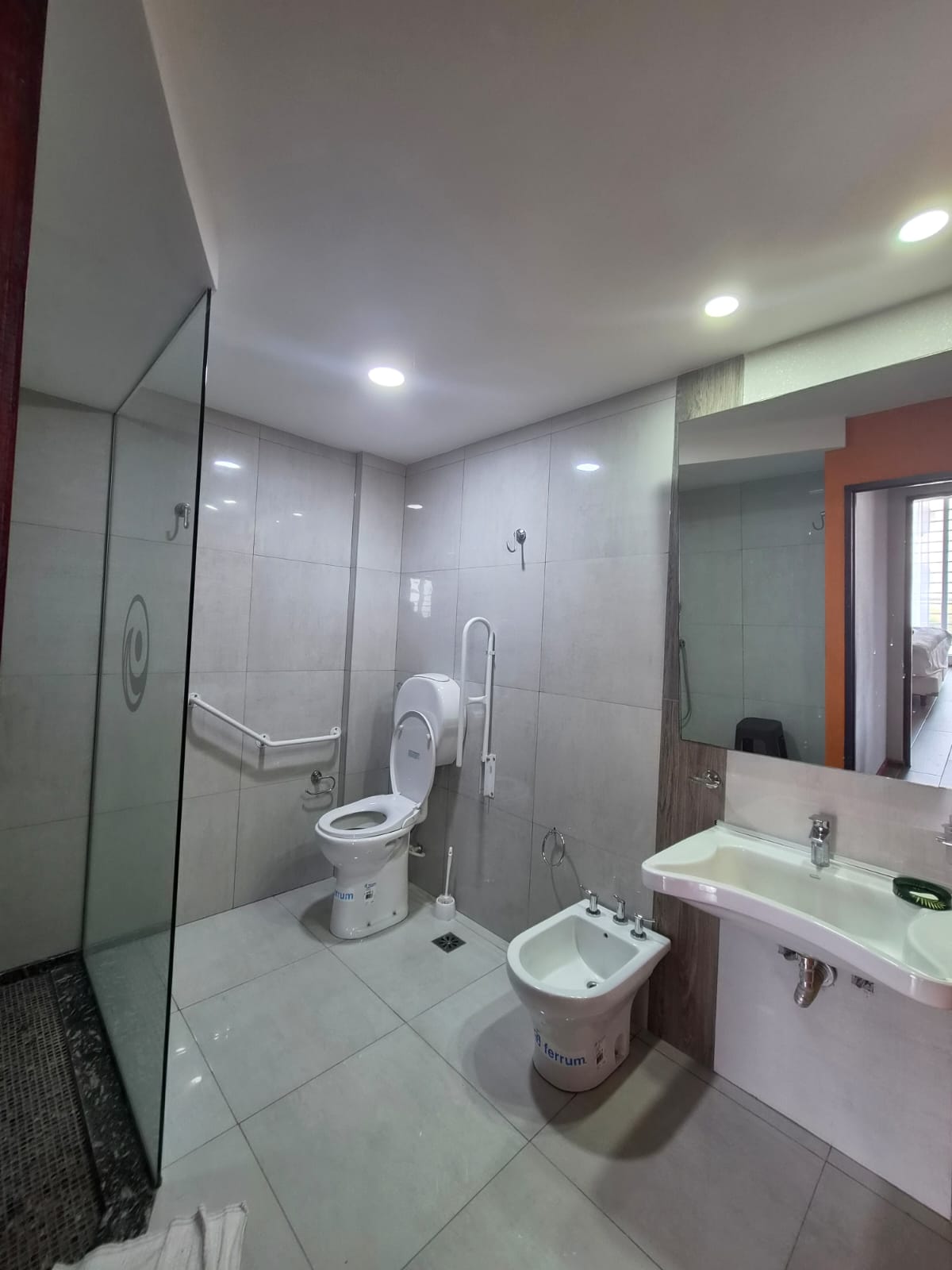 Baño amplio apto movilidad reducida