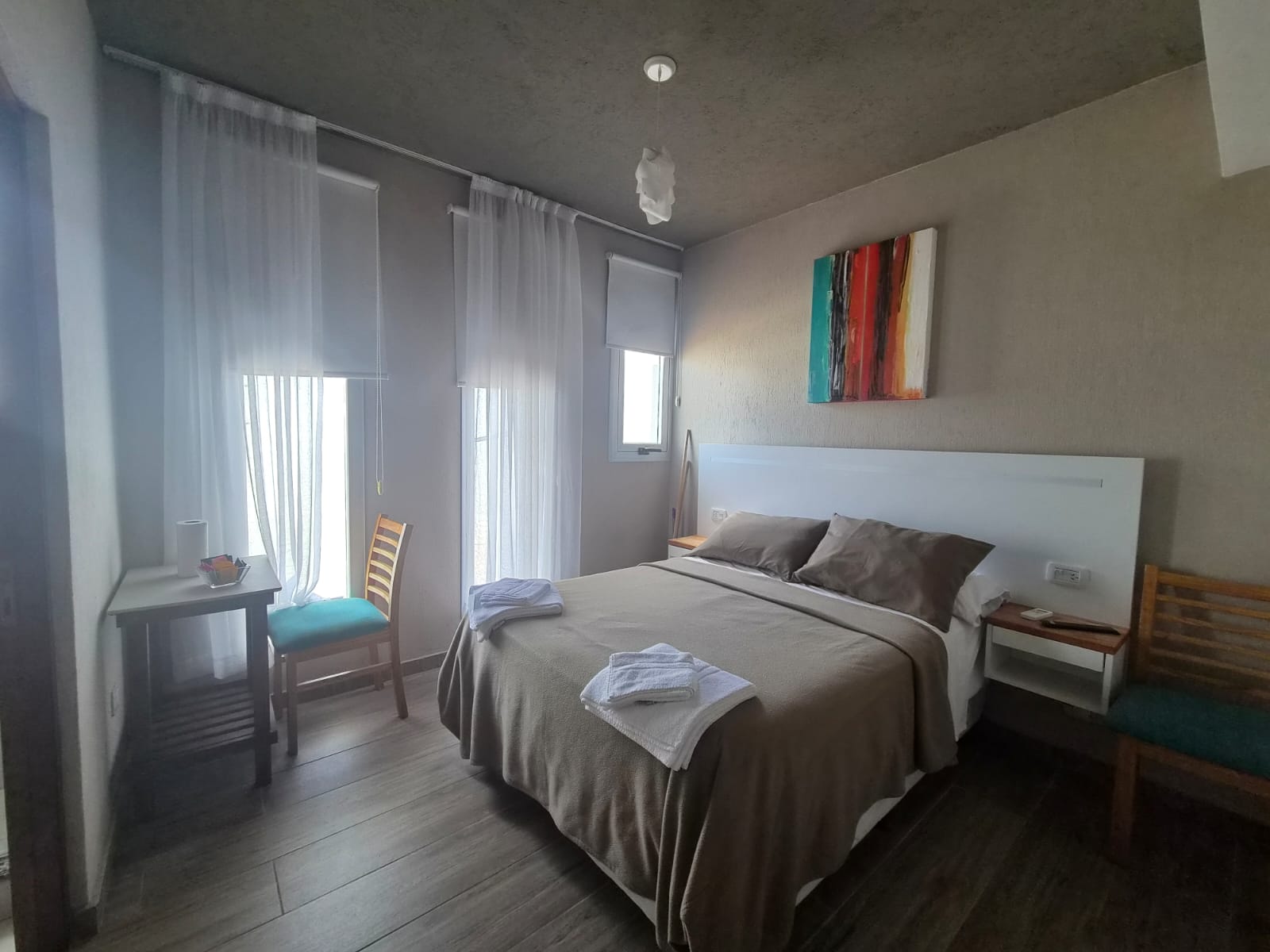Cama y ventanal de la mono suite