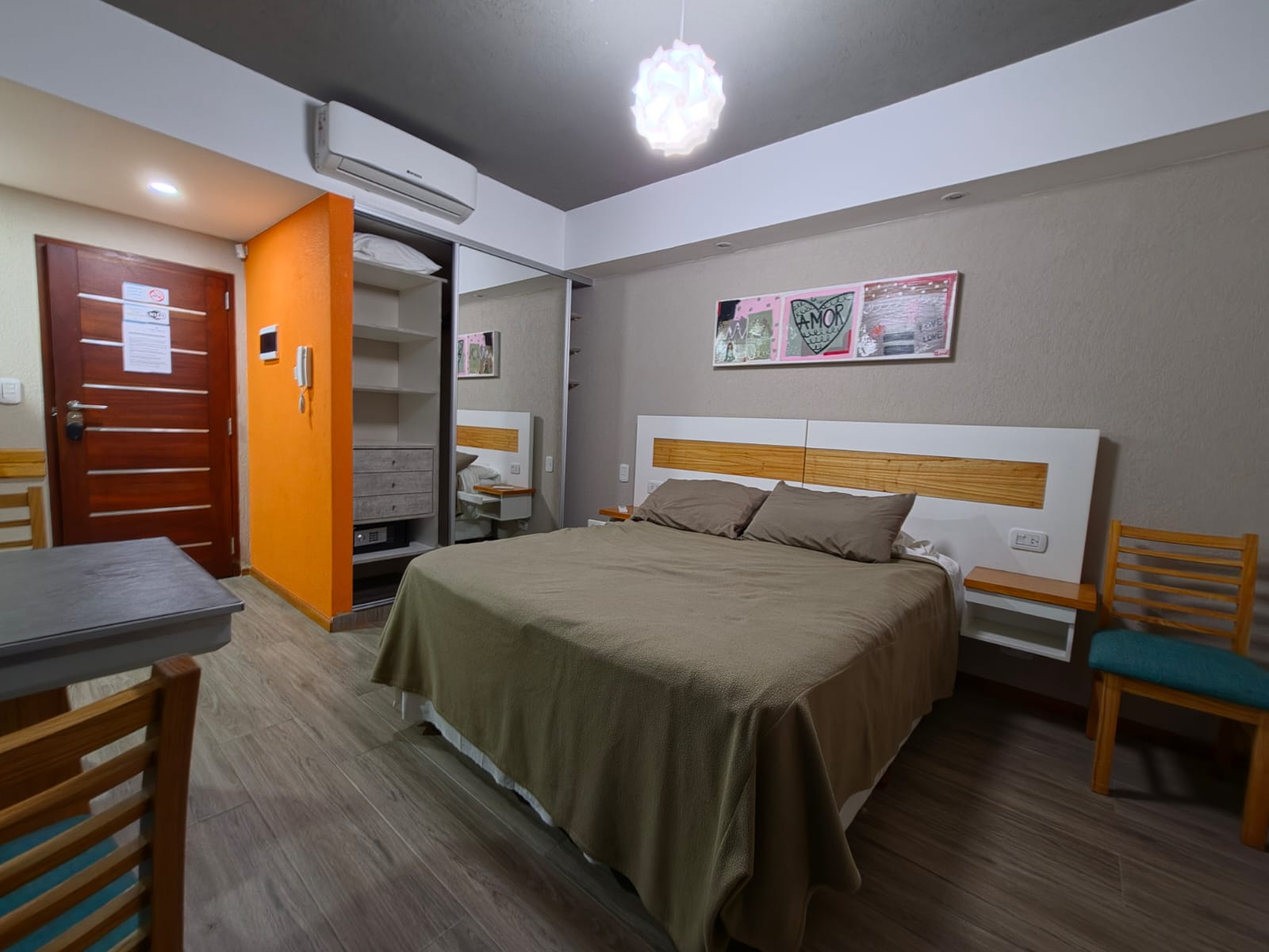 Monoambiente con cama matrimonial y cama extra