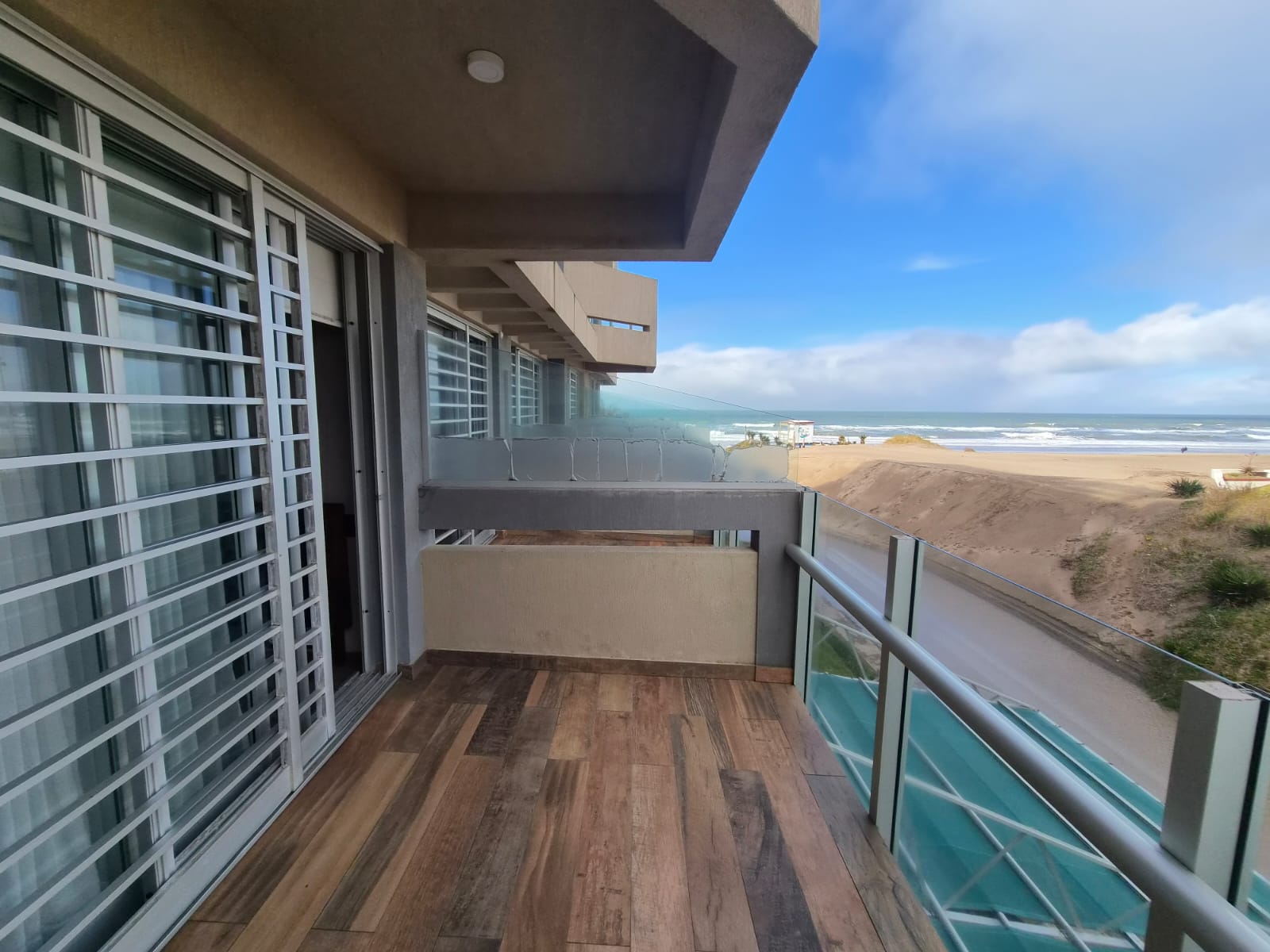 Balcón del monoambiente con vista al mar