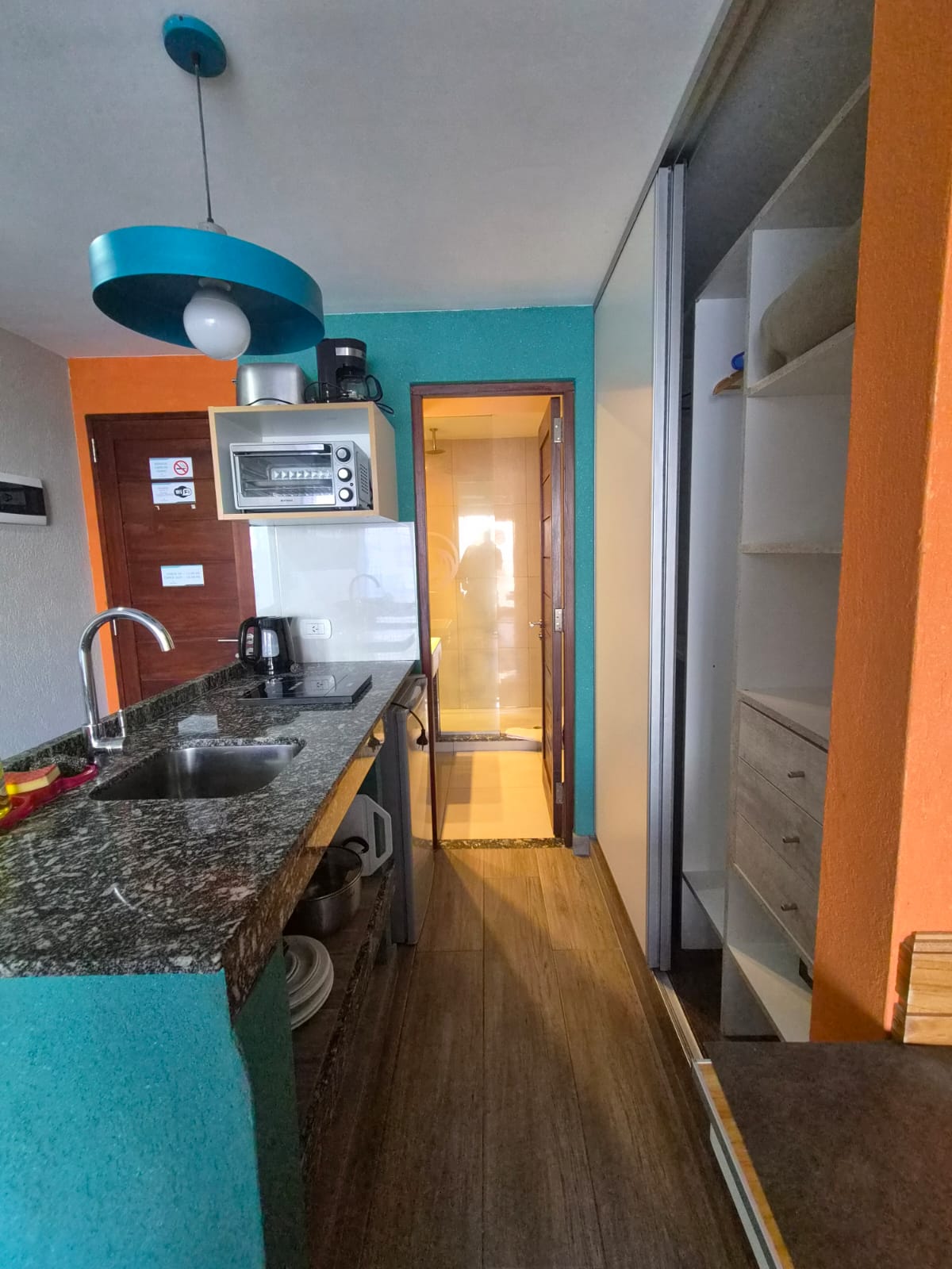 Cocina del monoambiente con balcón