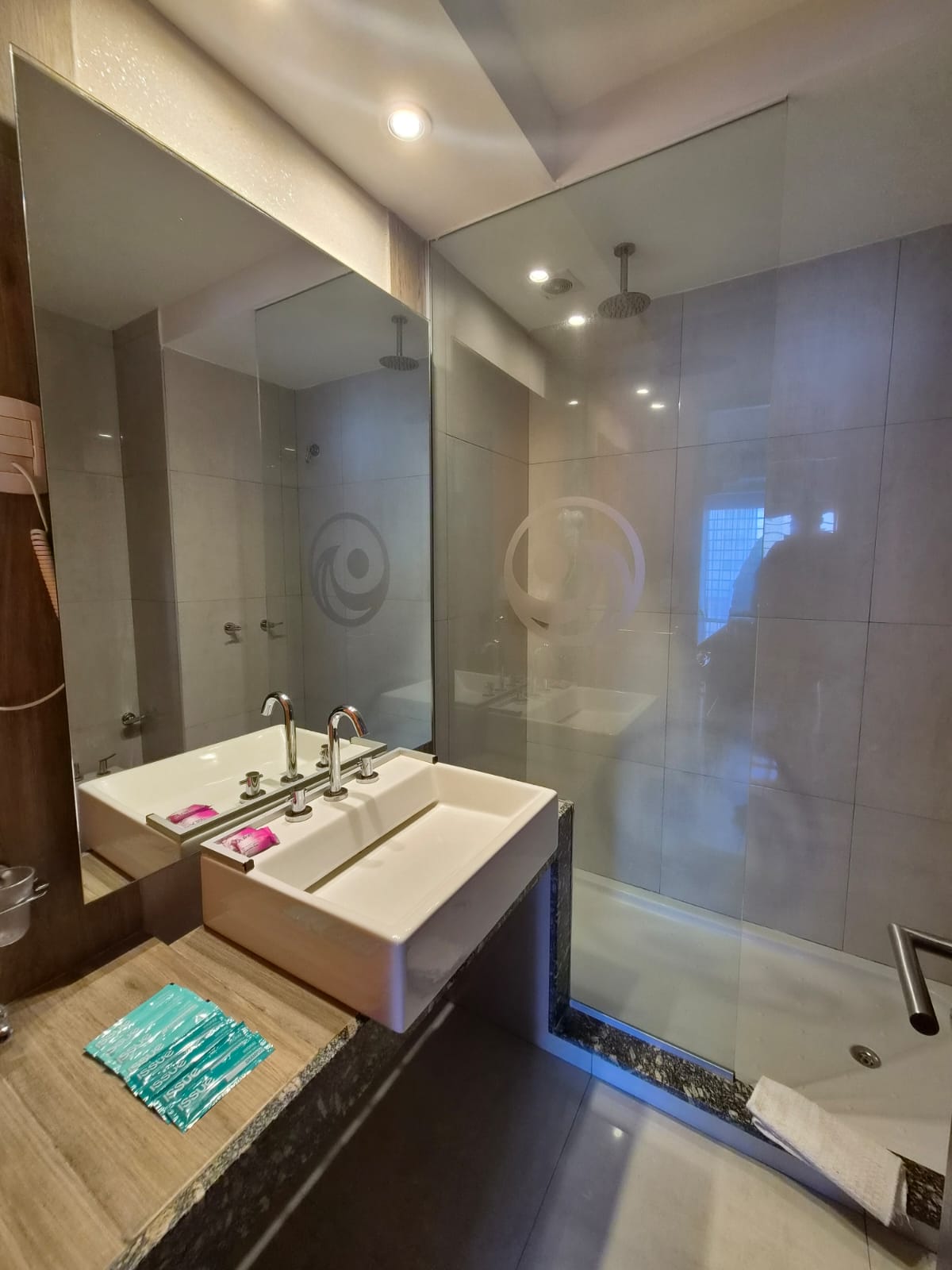 Baño completo del monoambiente para parejas