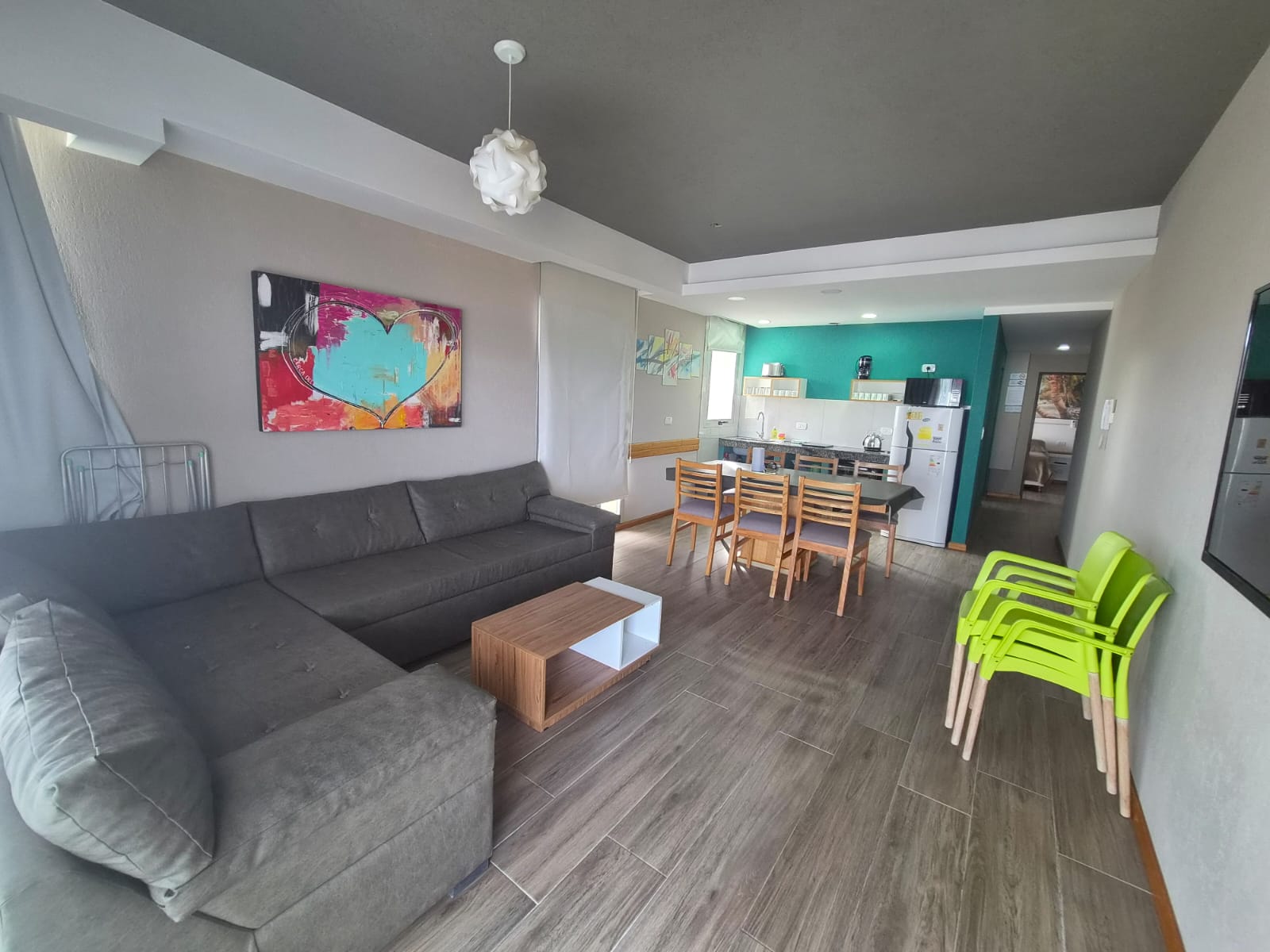 Living amplio del departamento tres ambientes