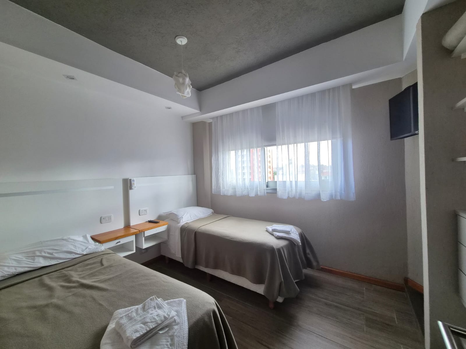 Dormitorio con camas individuales